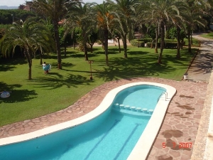 Imagen de la zona de la piscina de los apartamentos GAVAMAR de Gav&agrave; Mar